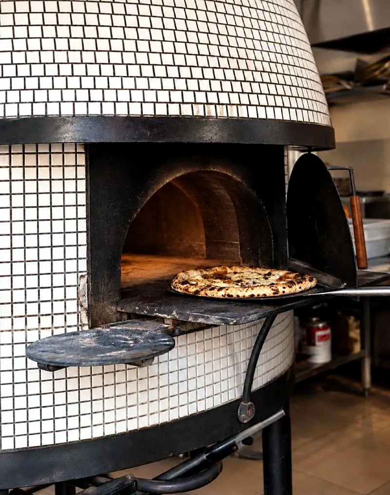 Horno de pizza de KILLA con una pizza napolitana recién salida